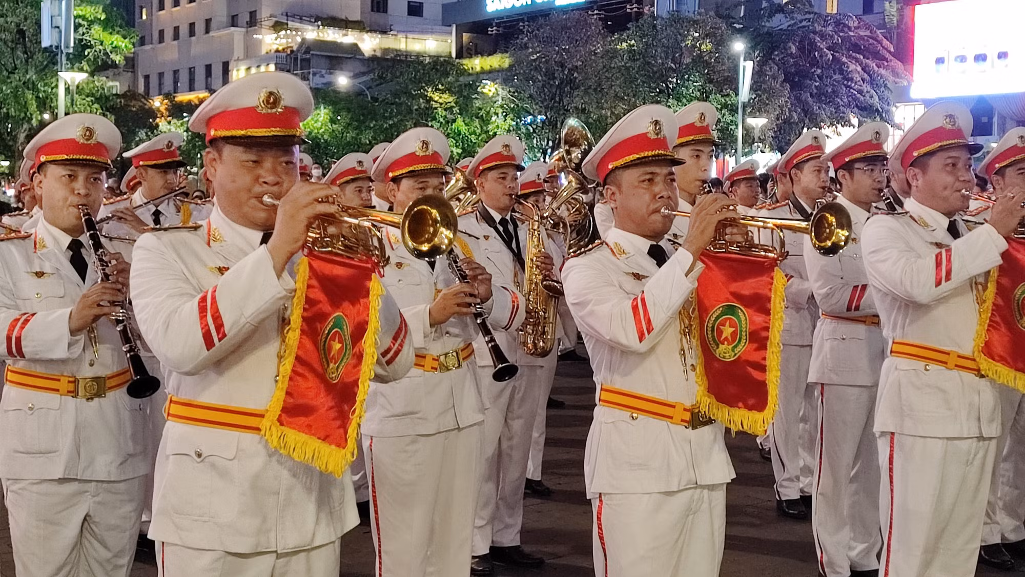 Nhiều màn biểu diễn đặc sắc từ Đoàn Nghi lễ CAND phục vụ nhân dân TP Hồ Chí Minh -0