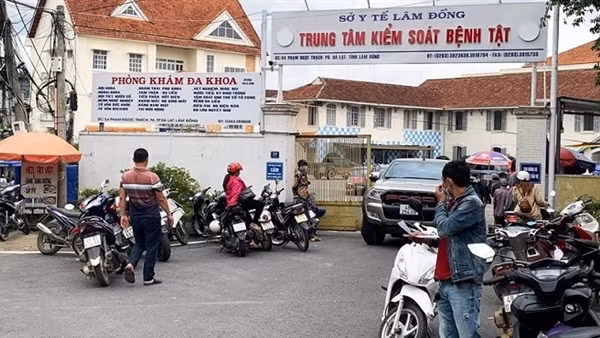 Nhiều nhân viên y tế ở Lâm Đồng nhận tiền của Công ty Việt Á