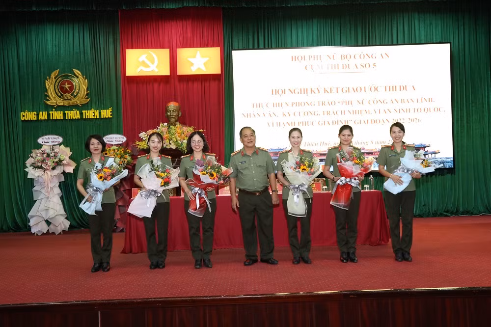 Cụm thi đua số 5- Hội phụ nữ Bộ Công an ký kết giao ước thi đua -0