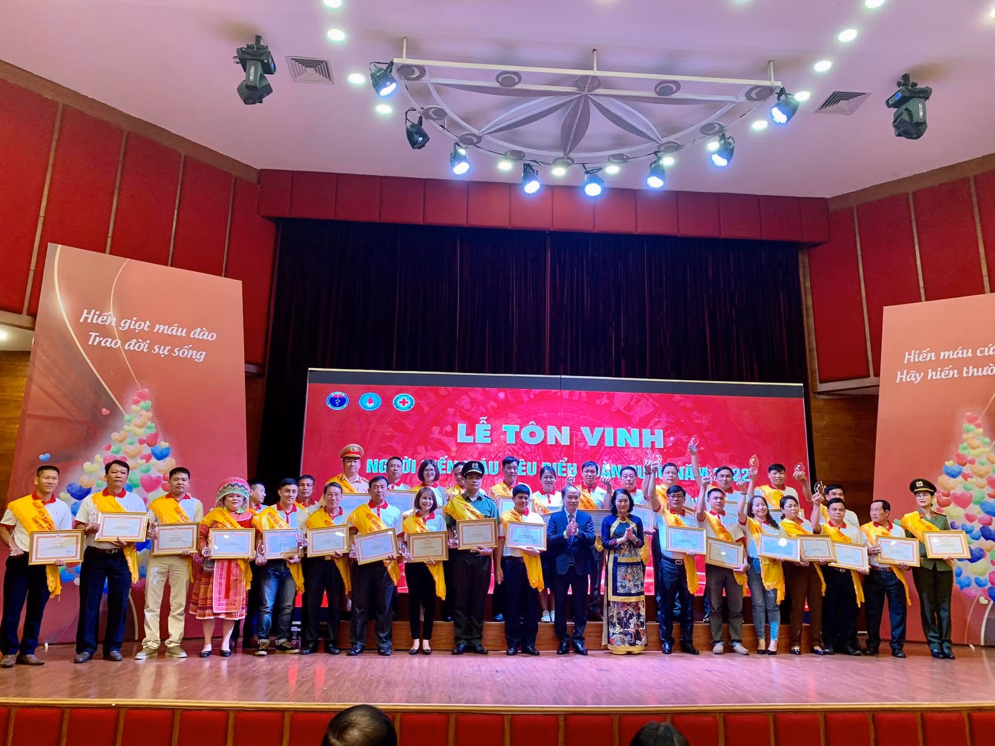 Tôn vinh 100 người hiến máu tiêu biểu toàn quốc 2022 -0