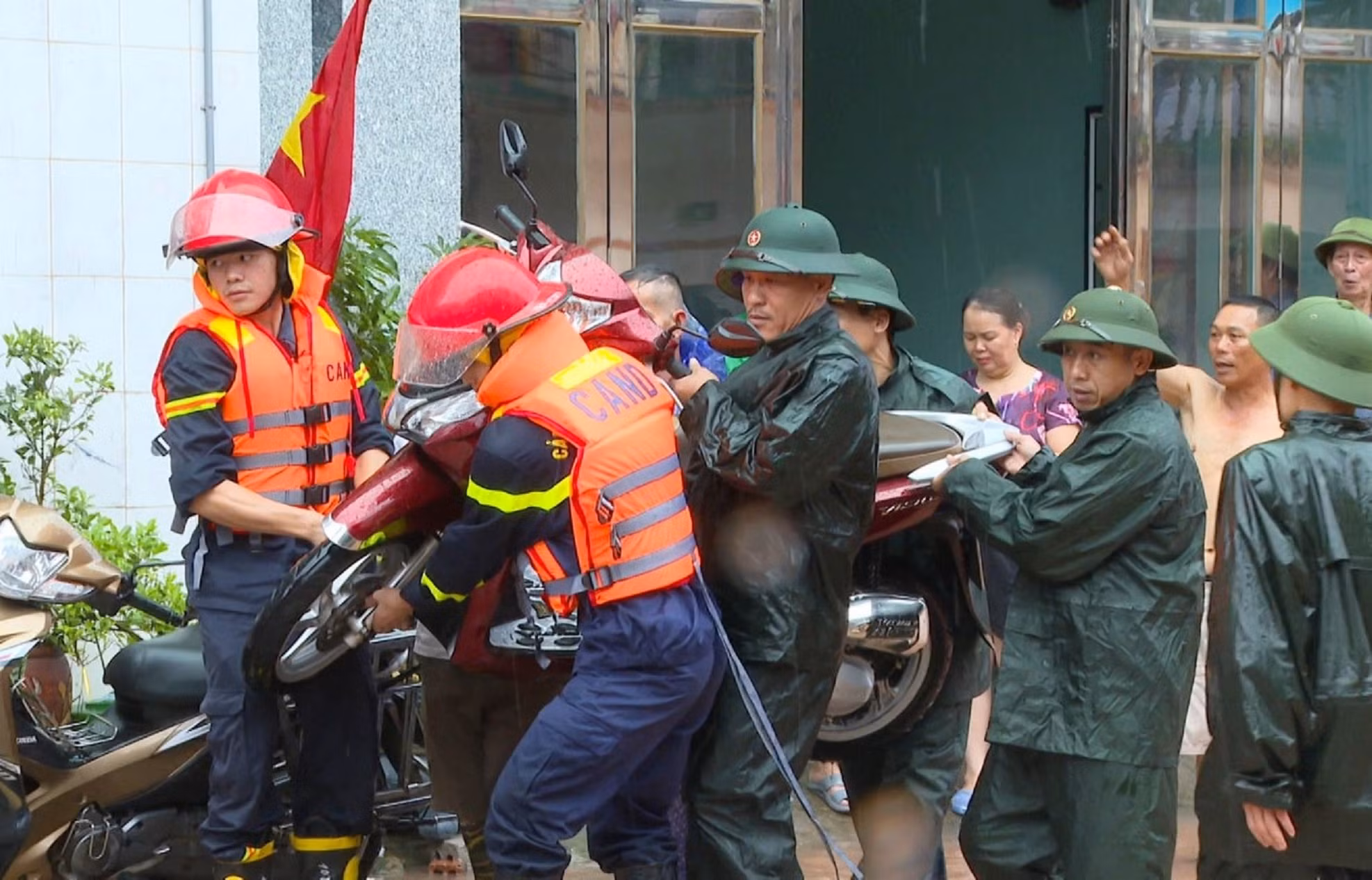 Công an Quảng Ninh tích cực hỗ trợ người dân khắc phục hậu quả bão số 3 -0