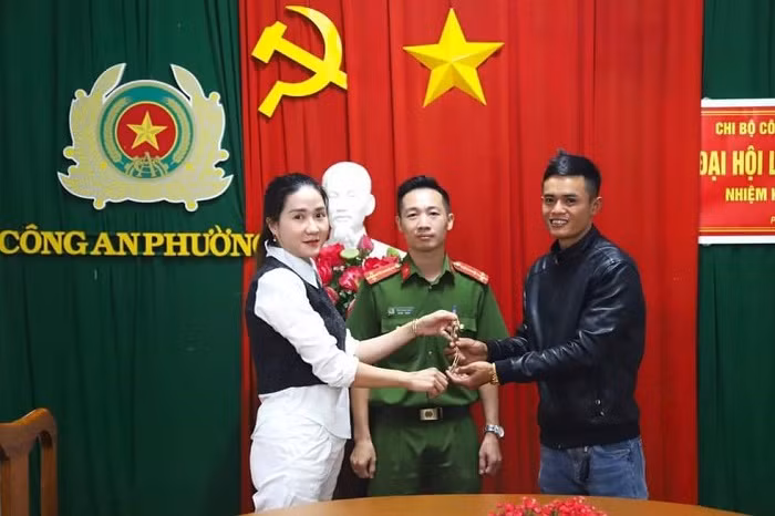 Nhặt được dây chuyển vàng hai vợ chồng tìm người trả lại -0