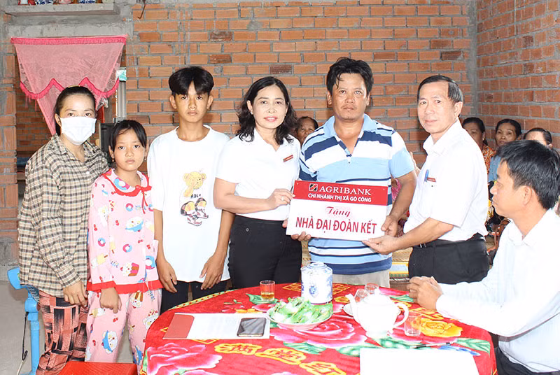 Bình yên bên những mái nhà do Agribank Tiền Giang hỗ trợ -0