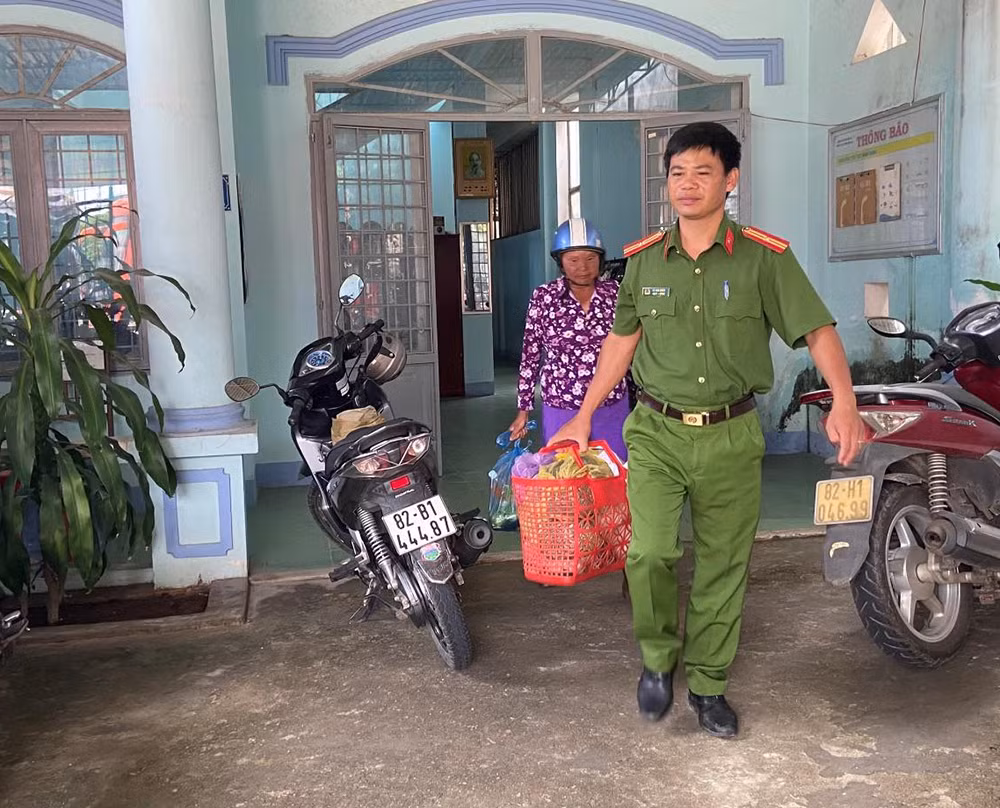 Công an thị trấn Đăk Hà giúp tìm người thân cho người phụ nữ lớn tuổi, đi lạc -0