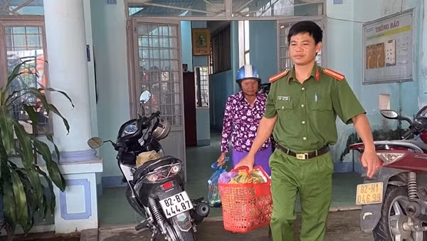 Công an tìm người thân cho người phụ nữ lớn tuổi đi lạc