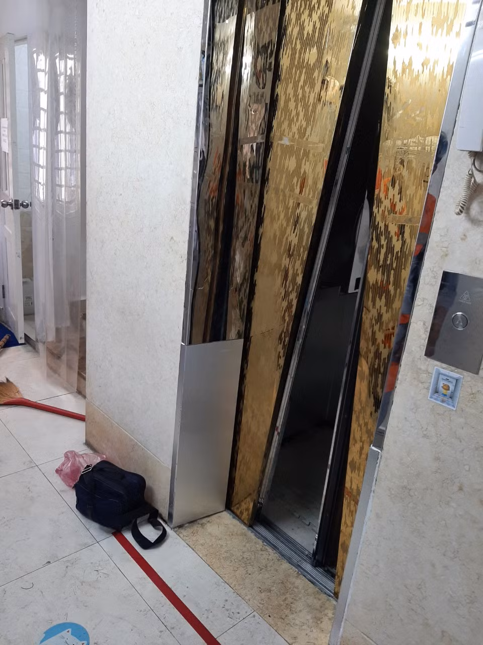 Giải cứu kịp thời 9 người bị kẹt trong thang máy -0