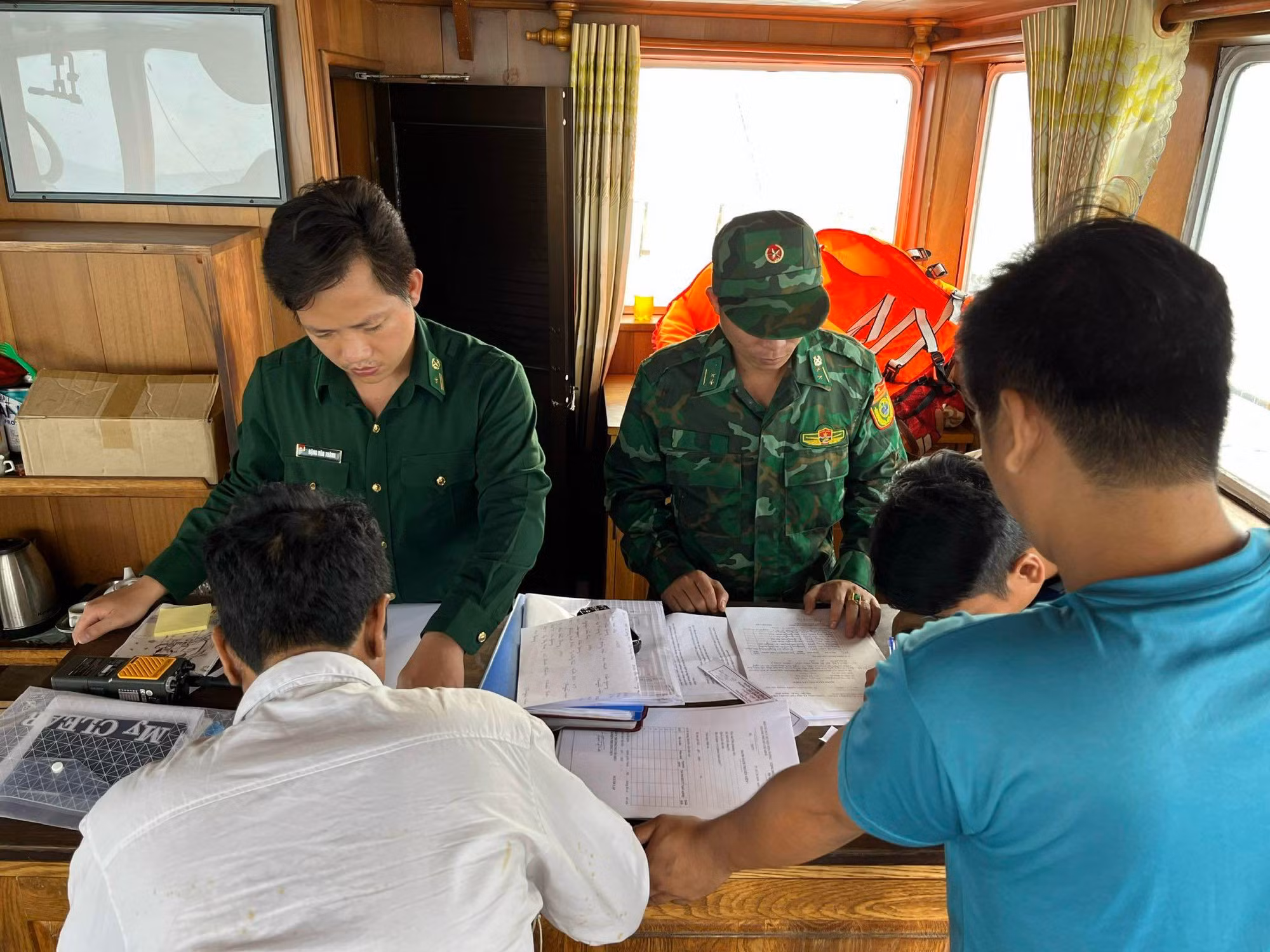 Bắt giữ vụ vận chuyển trái phép 100.000 lít dầu DO -0