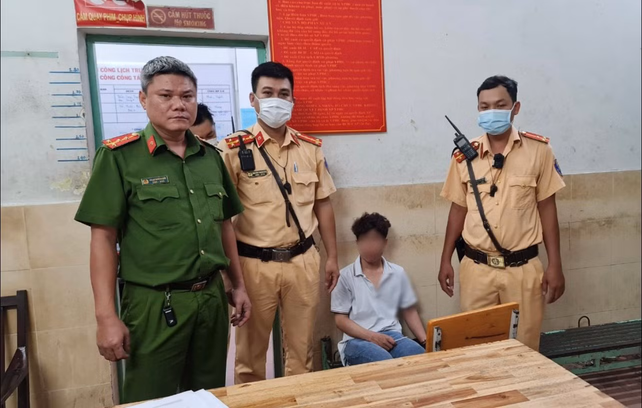 Bị tổ CSGT khống chế khi vừa thực hiện hành vi cướp điện thoại -0