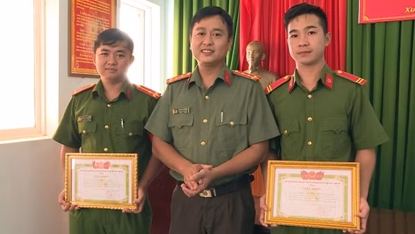 Tặng Giấy khen cho hai Cảnh sát PCCC dũng cảm cứu người