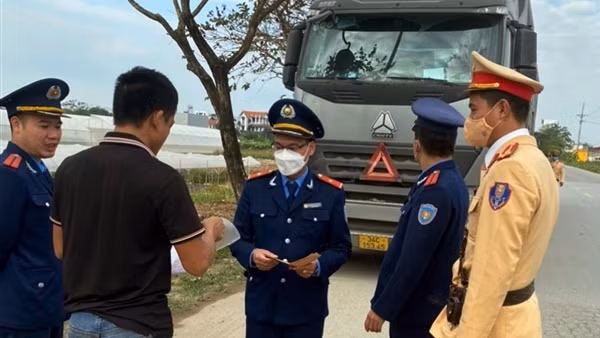 Mạnh tay xử lý vi phạm trật tự an toàn giao thông ở ngoại thành