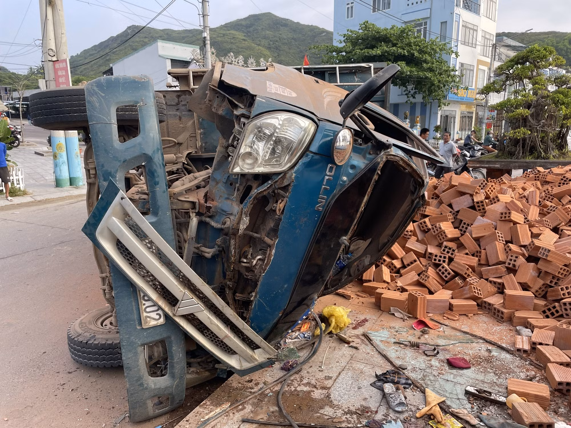 Xe tải chở gạch lao thẳng ra hướng biển khiến 4 người thương vong -0