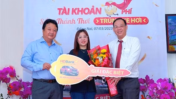 Khách hàng ở Đồng Nai trúng xe hơi Peugeot cùng HDBank