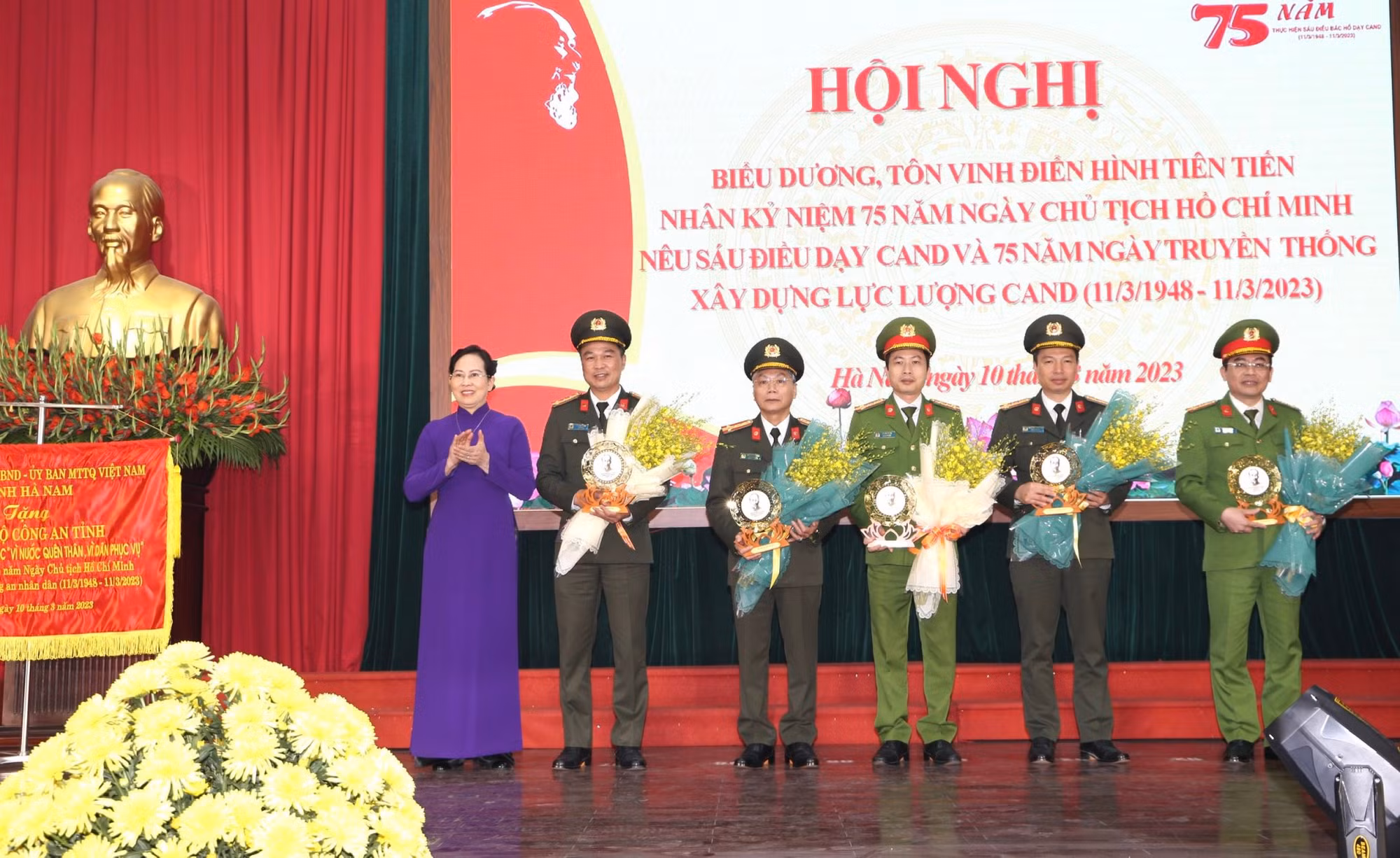 Tôn vinh điển 75 Kính Công an Hà Nam tiên tiến trong học tập và làm theo Sáu điều Bác Hồ Vẽ -0