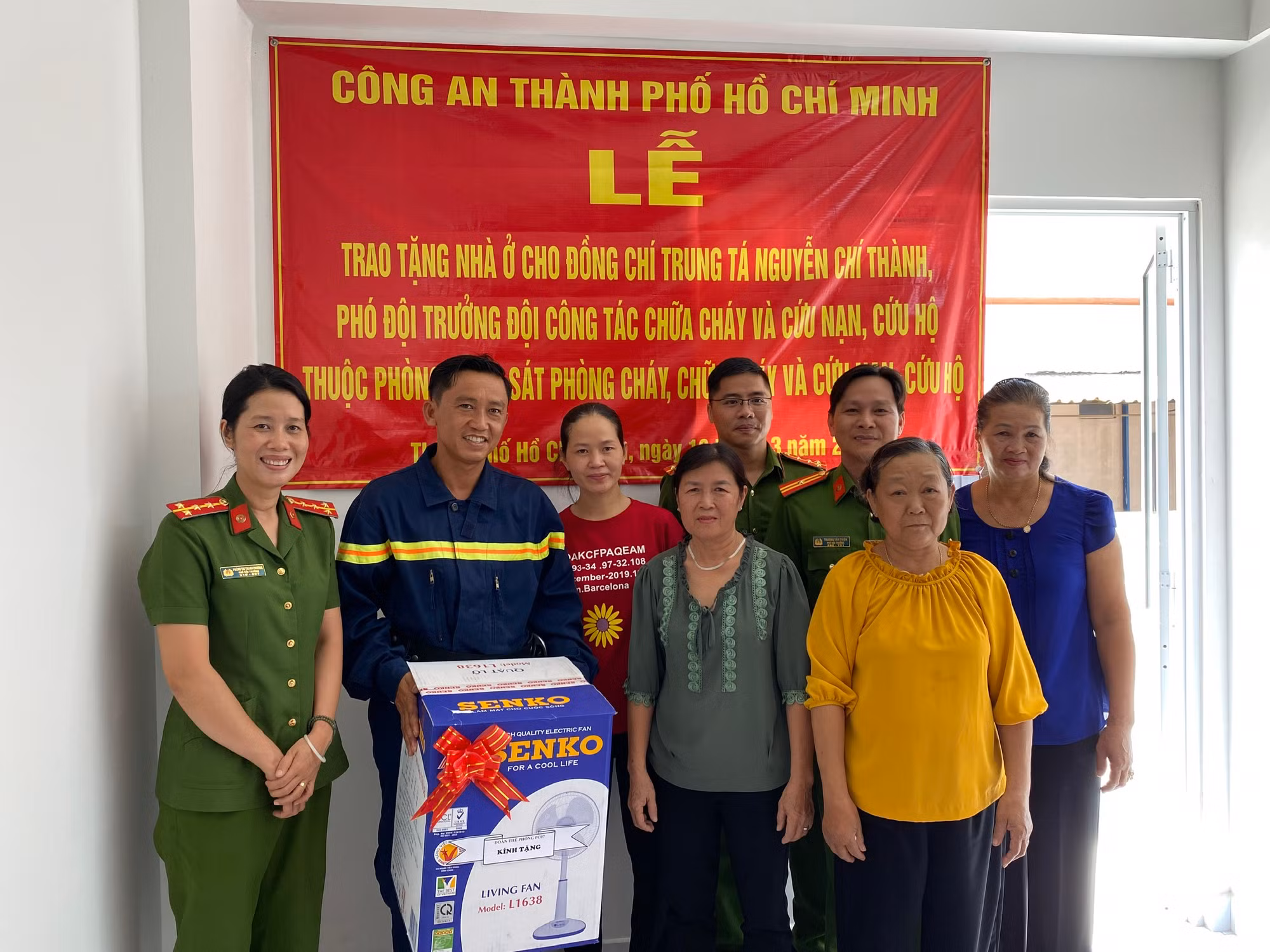 Người lính cứu hộ nghẹn ngào bên căn nhà mới -0
