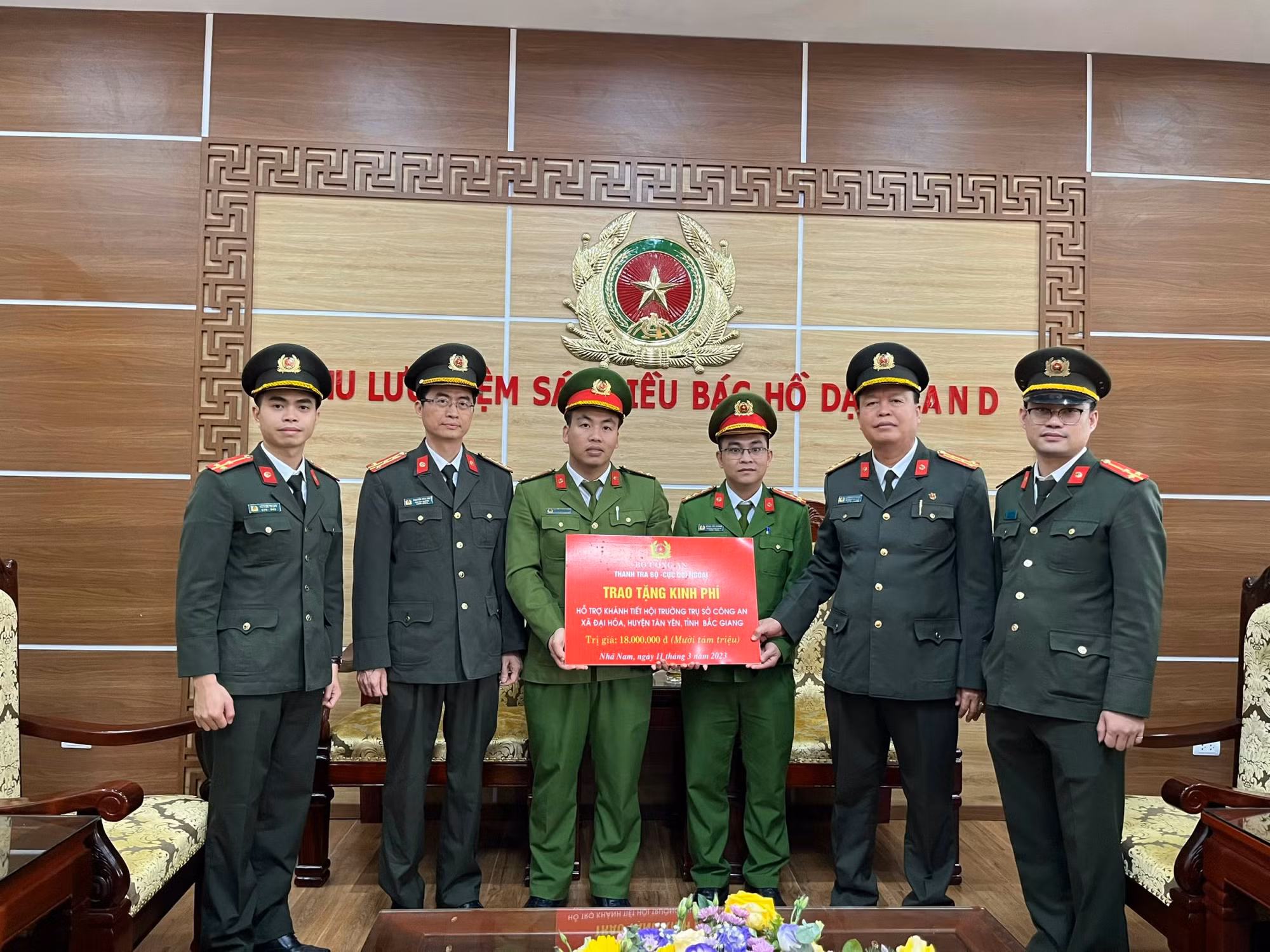 Đoàn công tác Thanh tra Bộ Công an và Cục Đối ngoại về thăm nơi khởi nguồn Sáu điều Bác Hồ dạy -0