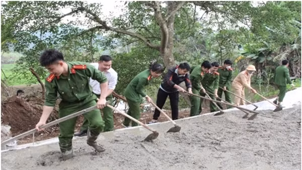 Công an Nghĩa Đàn giúp dân làm đường giao thông nông thôn