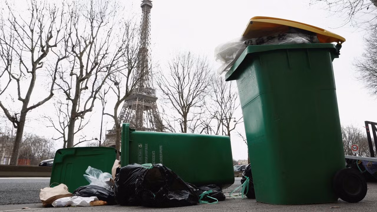 Thành phố hoa lệ Paris ngập trong rác -0