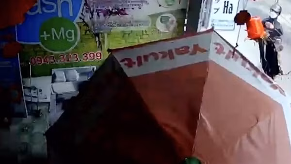 Làm rõ nhóm thanh niên tạt chất bẩn vào tiệm bánh kem