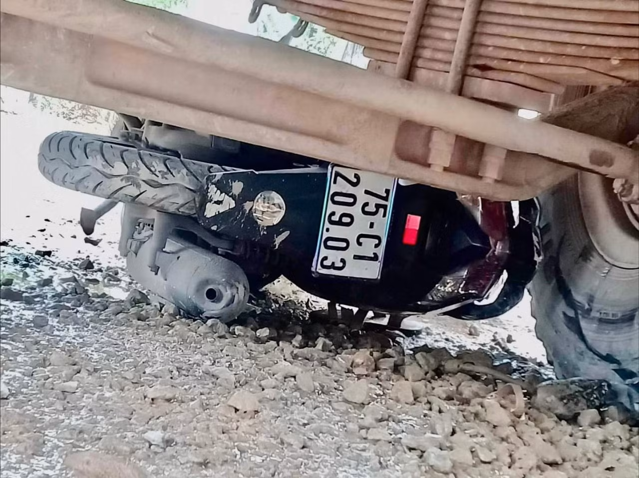 Cô gái đi xe máy tử vong thương tâm dưới bánh xe tải -0