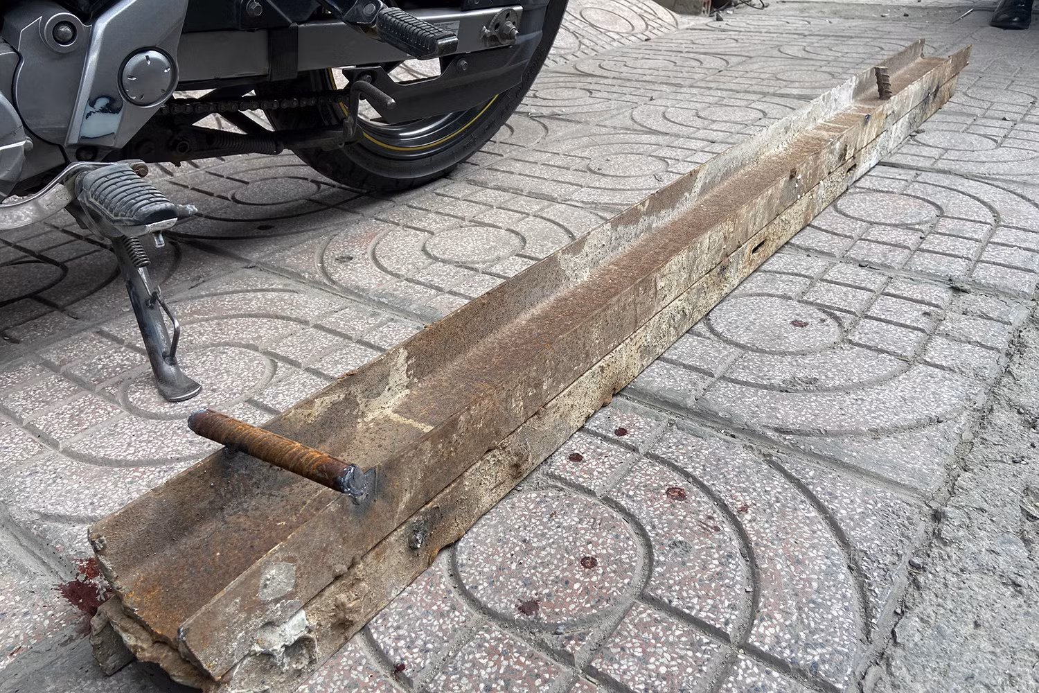 Thanh sắt thi công dự án rơi xuống đường khiến hai người bị thương -0