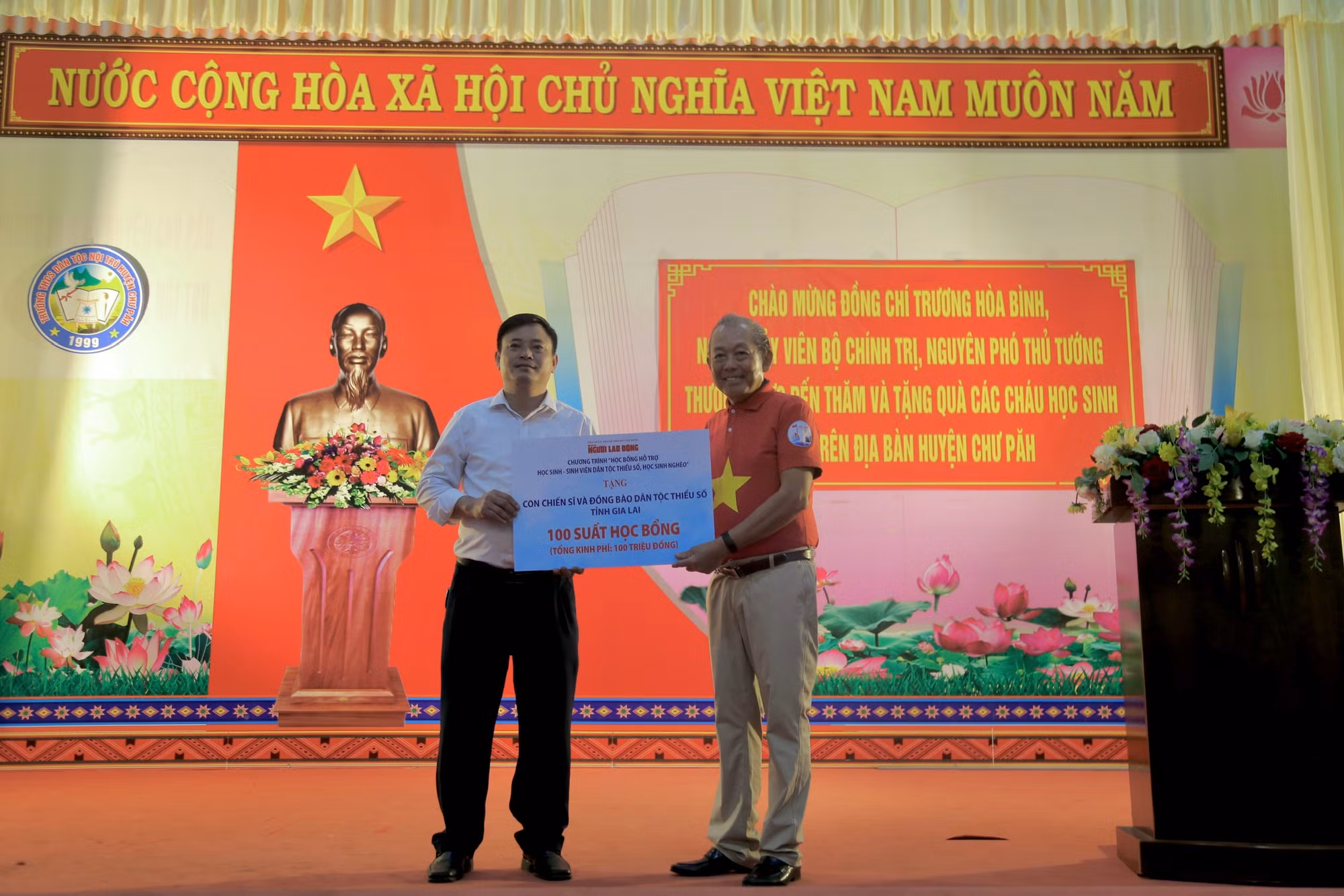 Nguyên Phó Thủ tướng Trương Hòa Bình trao học bổng cho học sinh nghèo Gia Lai -0