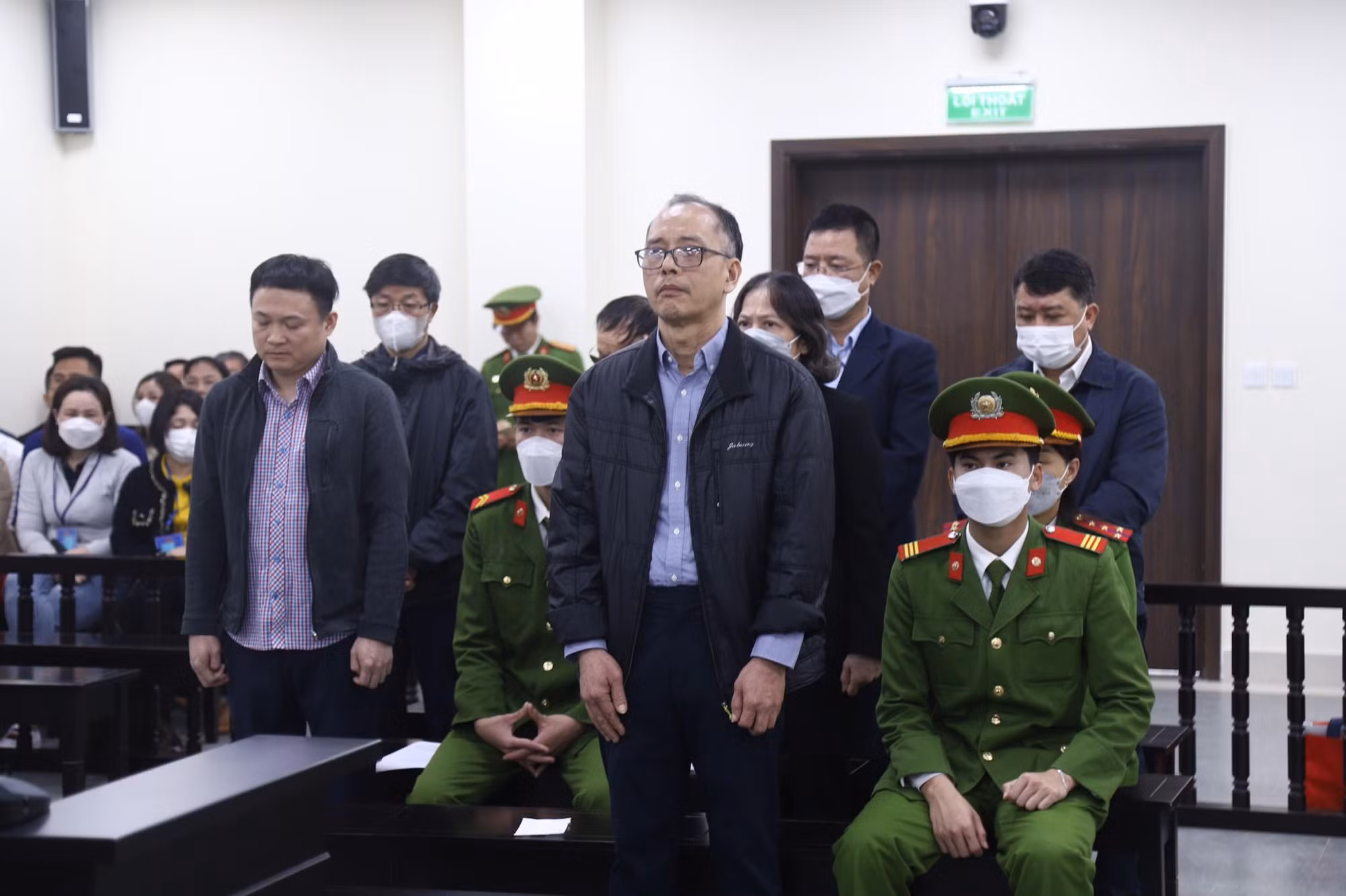Xét xử 7 cán bộ ngân hàng cho doanh nhân vay hàng trăm tỷ đồng rồi “biến mất” -0