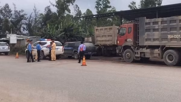 Hàng loạt tem kiểm định nghi vấn bất ngờ “bay” khỏi xe khi đang chờ kiểm tra