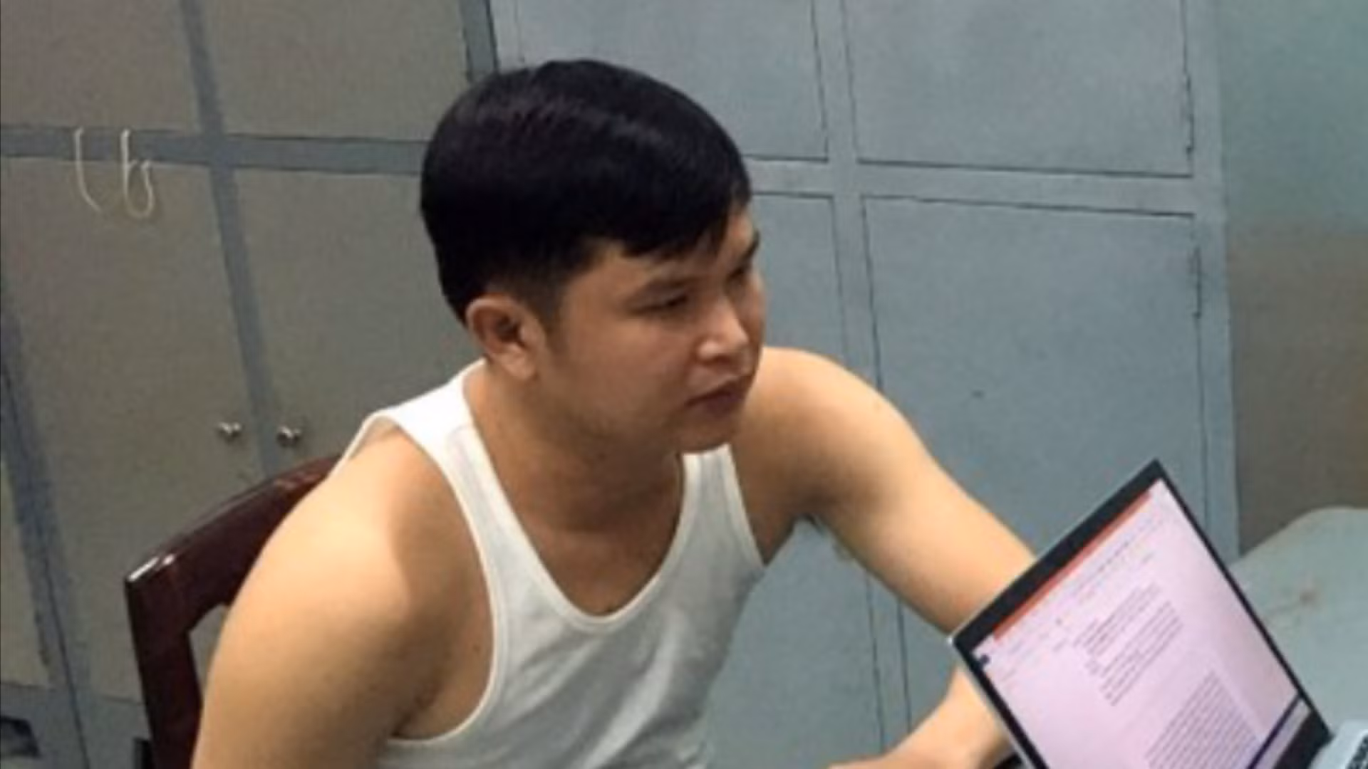 Kẻ dùng xăng dọa đốt nhà khống chế con tin đòi nợ khai gì tại cơ quan Công an -0