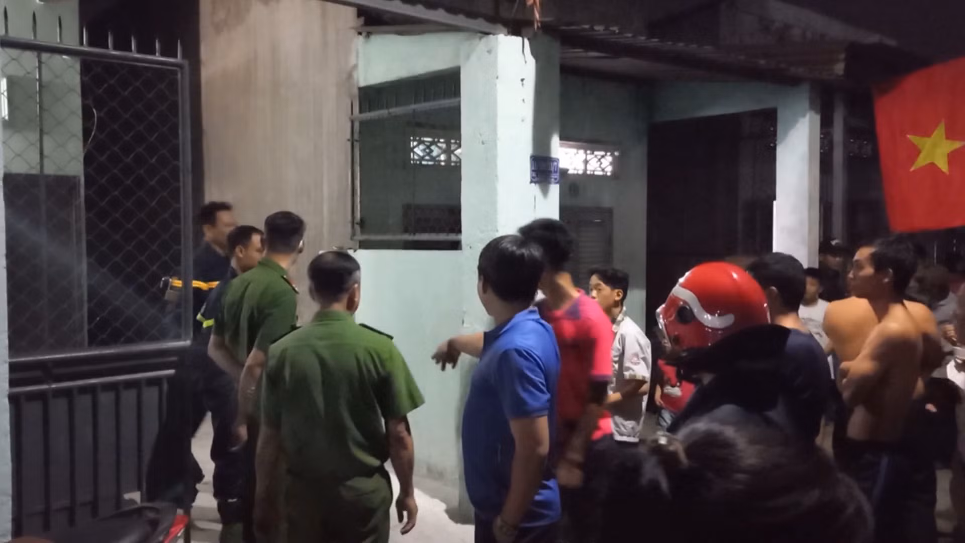 Kẻ dùng xăng dọa đốt nhà khống chế con tin đòi nợ khai gì tại cơ quan Công an -0