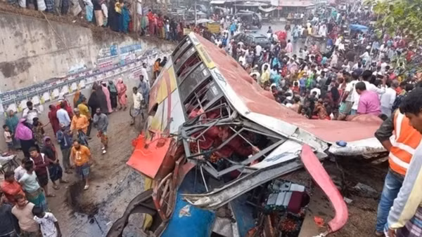 Xe buýt Bangladesh đâm vào lan can cao tốc khiến 19 người chết
