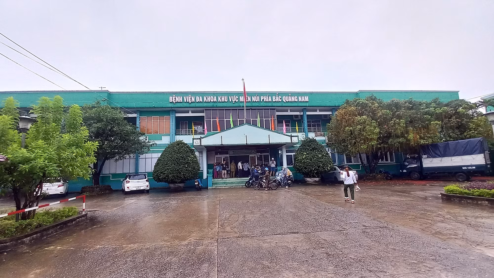 4 người bị ngộ độc sau khi ăn lễ cúng đâm trâu, 1 người tử vong -0