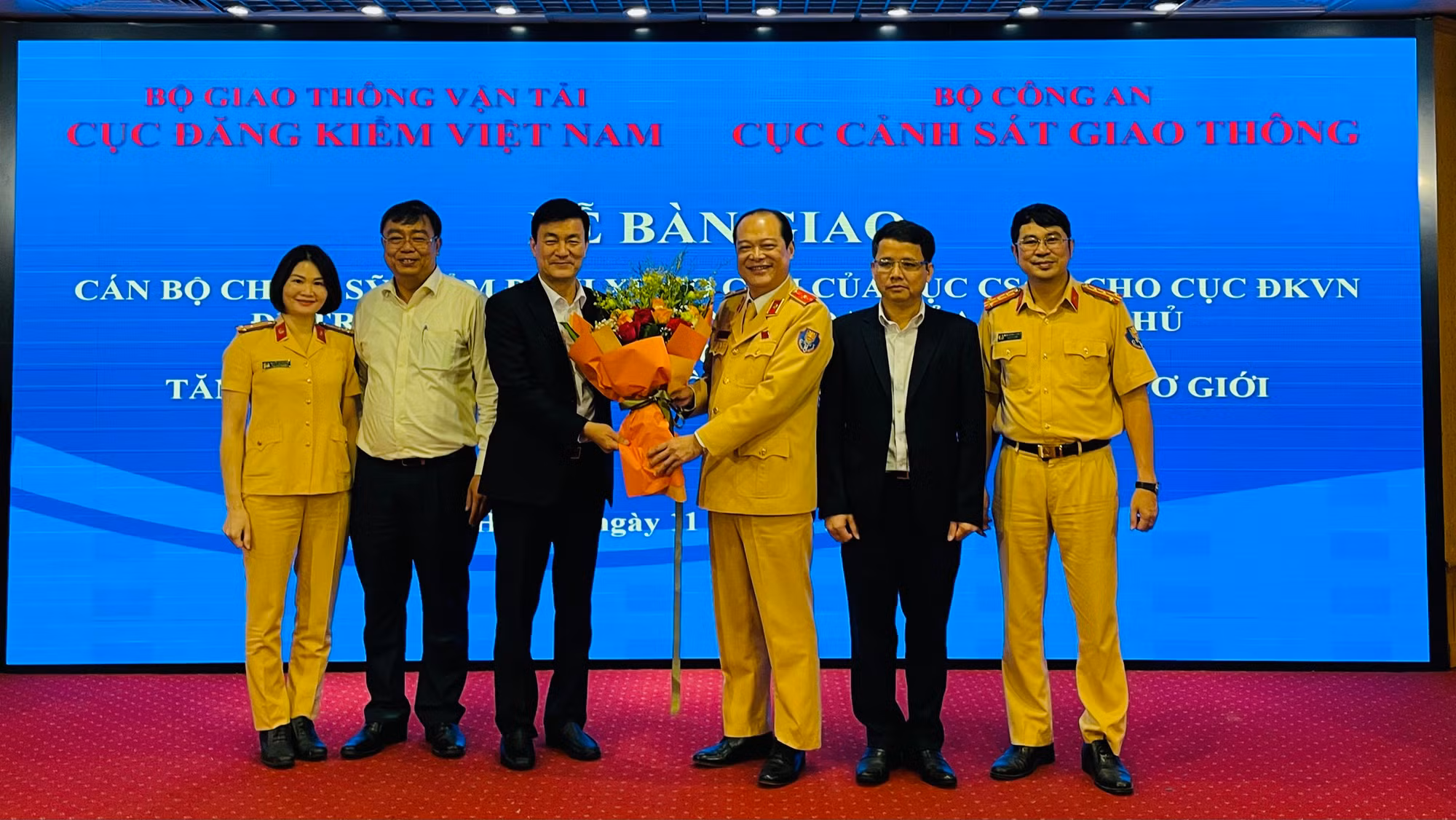 Sáng 11/3: Cảnh sát giao thông chính chức tăng cường hỗ trợ cho công tác đăng kiểm xe cơ giới -0