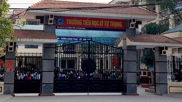 Kỷ luật nữ giáo viên ngoại ngữ tham gia làm bằng giả