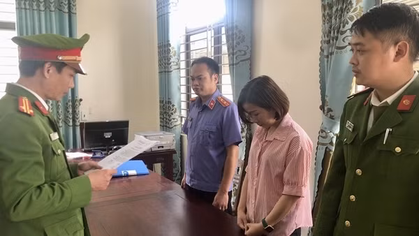 Kế toán "giúp" hiệu trưởng tham ô tài sản
