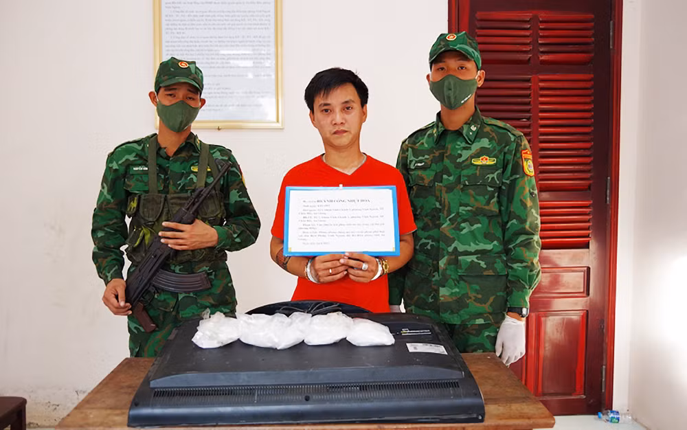 Vận chuyển chiếc tivi giấu hơn 890 gram ma túy, lĩnh án 20 năm tù -0