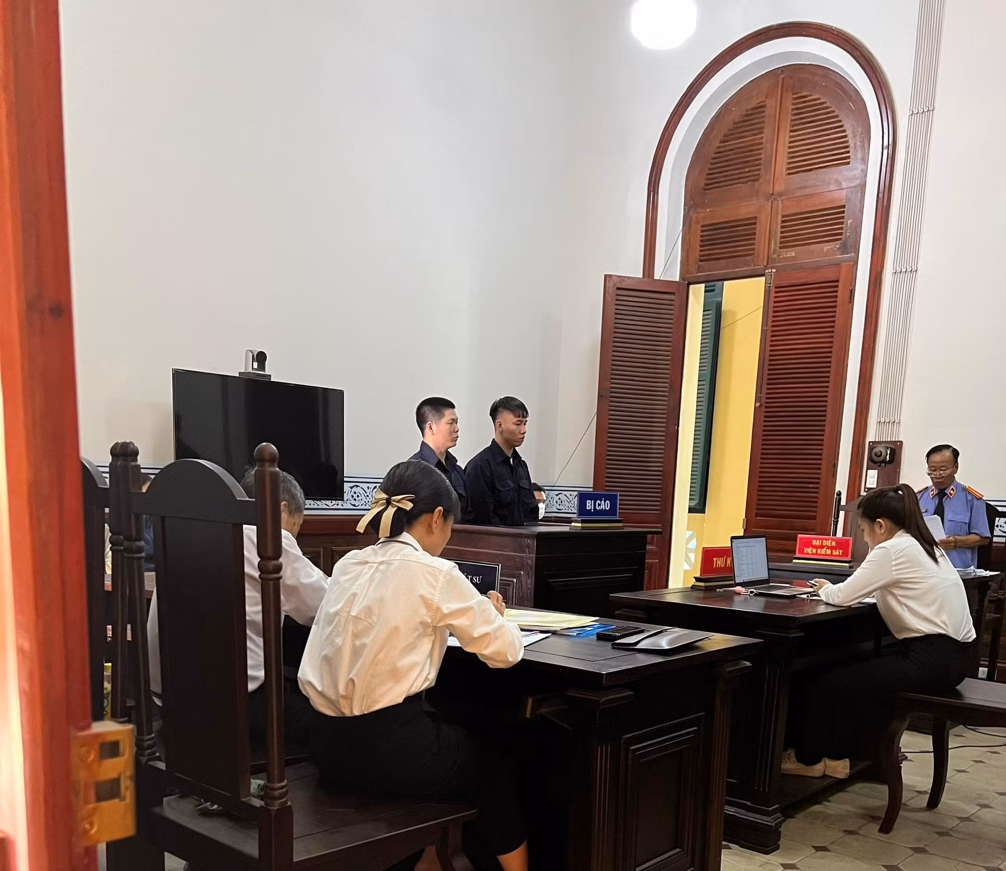 Đi giao ma túy, kẻ tử hình kẻ lãnh án chung thân -0