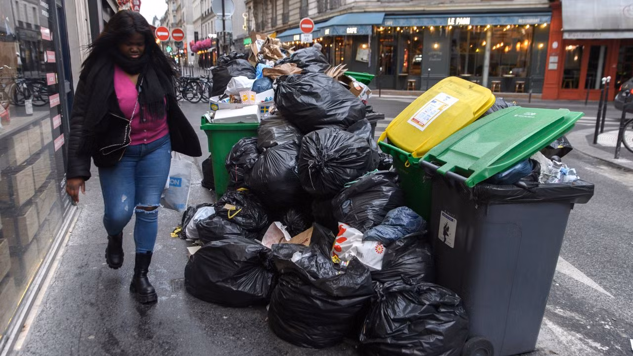 Thành phố hoa lệ Paris ngập trong rác -1