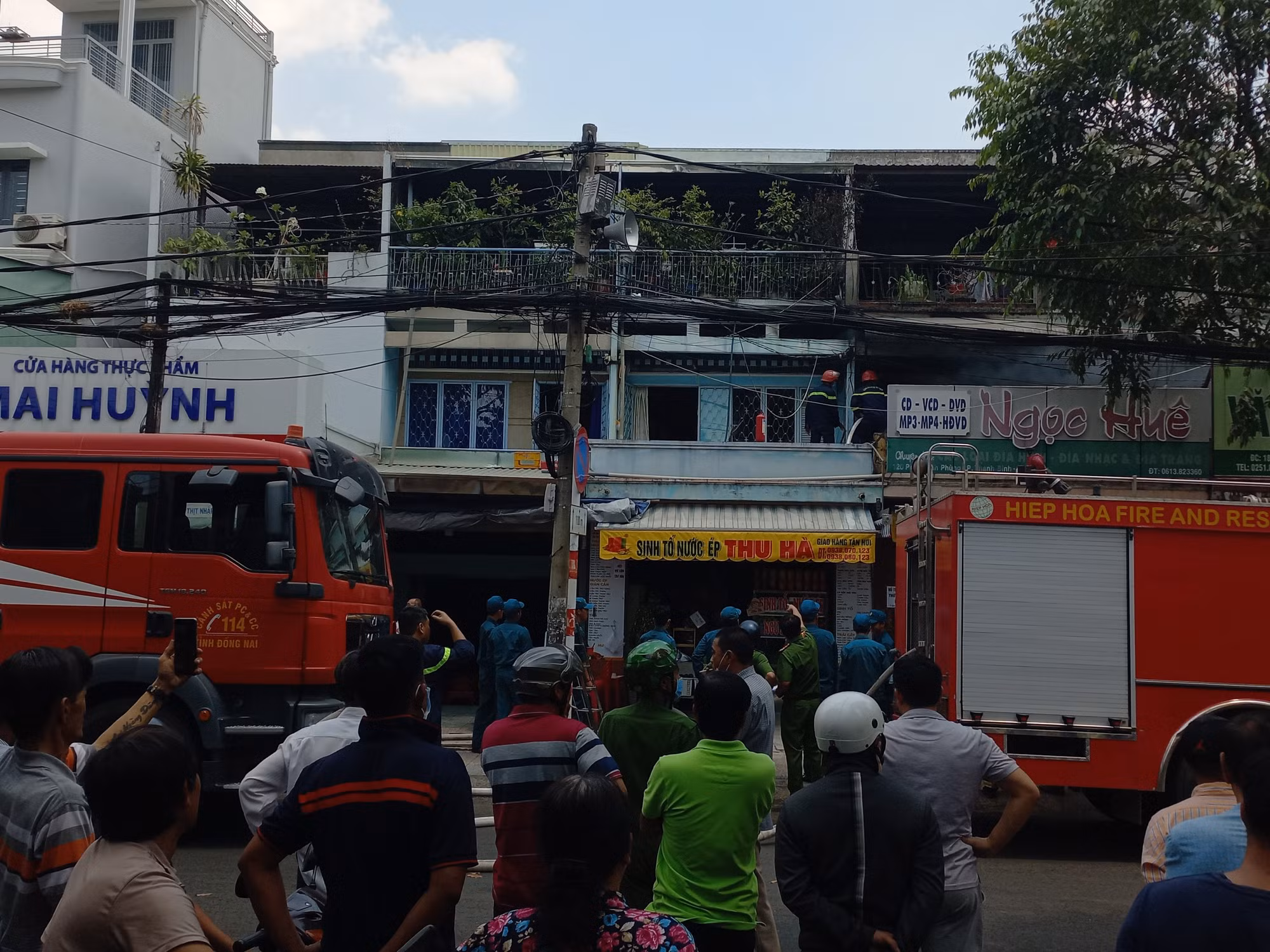 Hàng chục khách ăn giỗ tháo chạy thoát thân khi căn nhà bốc cháy -0