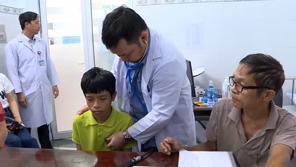 Khám sàng lọc tim mạch miễn phí cho cán bộ chiến sĩ và người dân