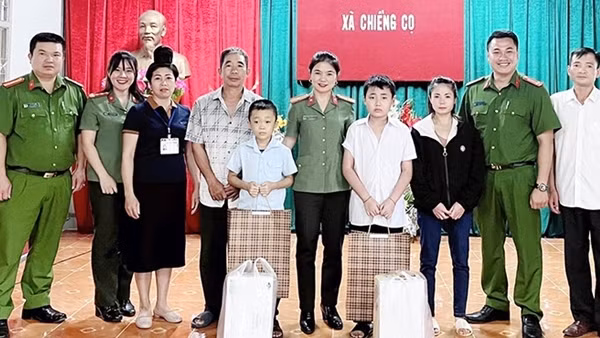 "Bông hồng" giữ yên vui các bản làng