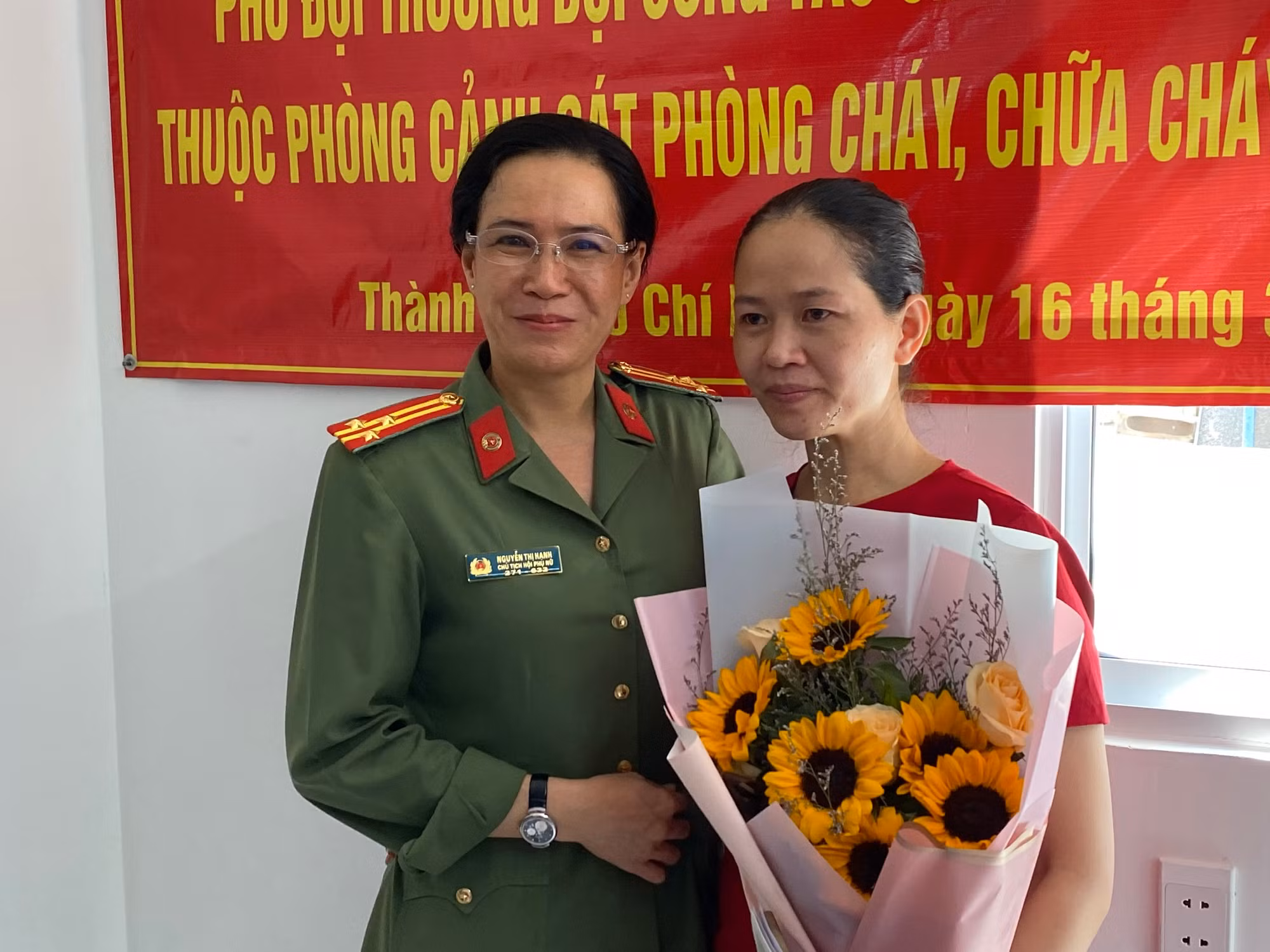 Người lính cứu hộ nghẹn ngào bên căn nhà mới -0