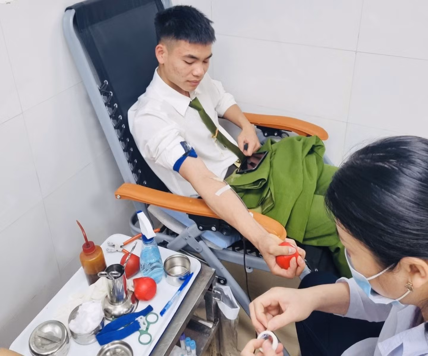 Chiến sĩ Cảnh sát PCCC hiến máu giúp sản phụ qua cơn nguy kịch -0