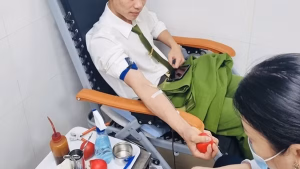 Cảnh sát PCCC hiến máu giúp sản phụ qua cơn nguy kịch