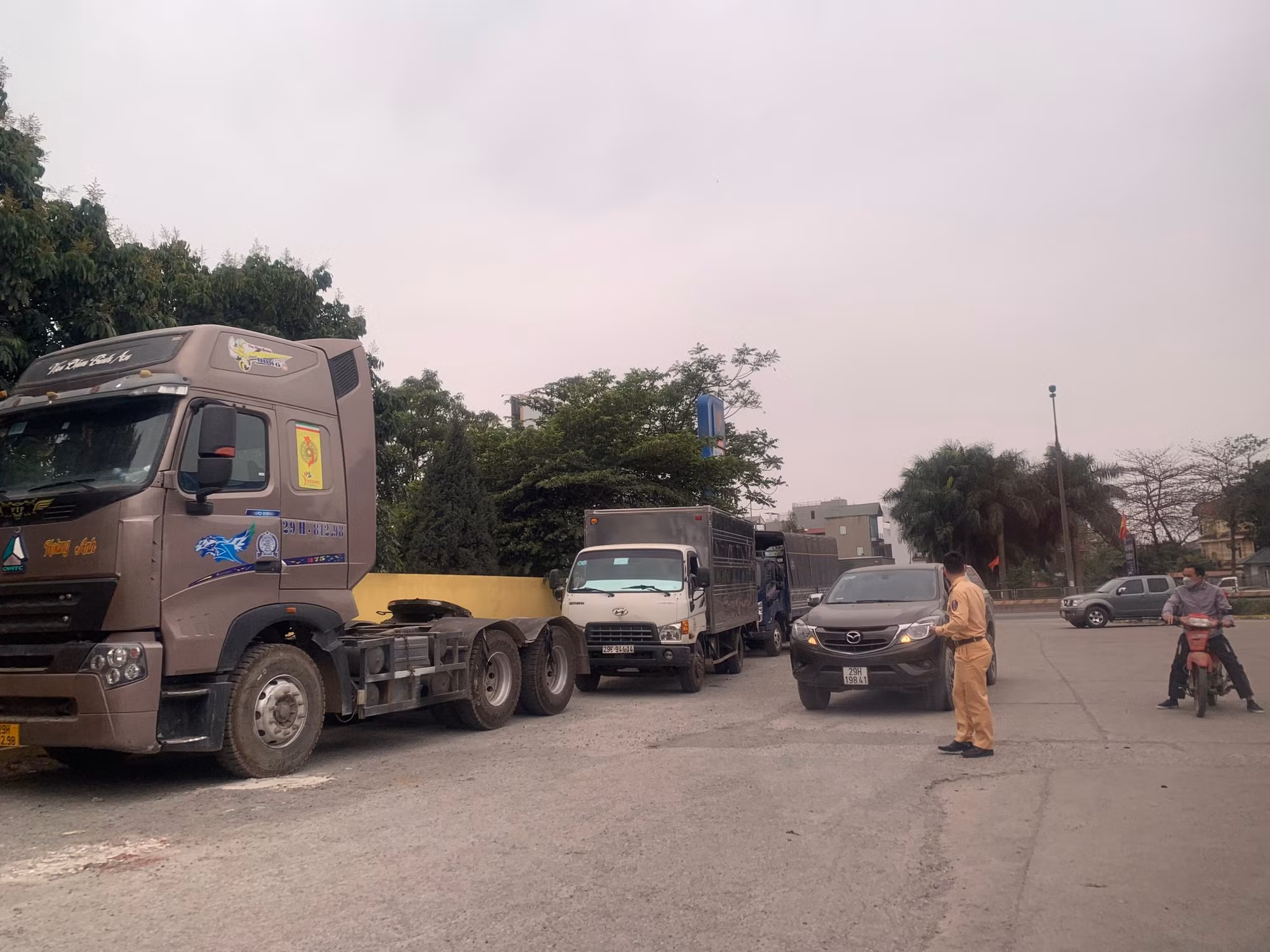 Người dân thấy phấn khởi khi CSGT hỗ trợ cán bộ đăng kiểm -0