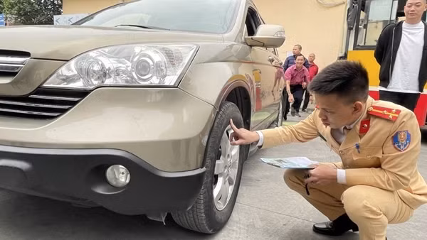 Người dân phấn khởi khi CSGT hỗ trợ cán bộ đăng kiểm giải quyết ùn tắc