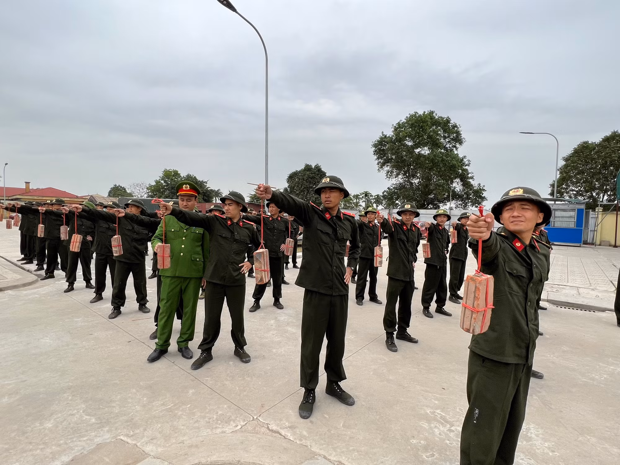 Xâm nhập thực tế một ngày của chiến sĩ Công an nghĩa vụ -0