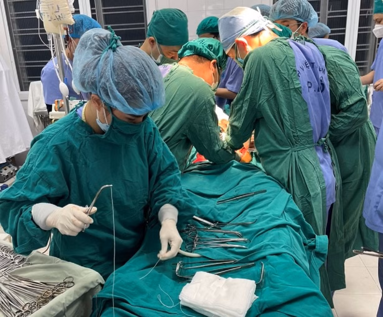 Bác sỹ Hải Phòng cứu sống bé 10 tuổi bị thương rất nặng do đụng phải xe trộn bê tông -0