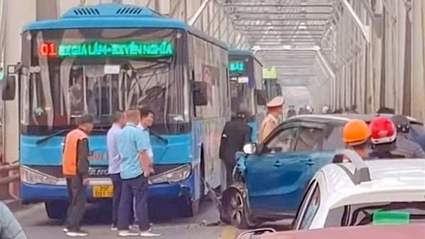 Xe buýt và ô tô con va chạm, cầu Chương Dương kẹt cứng