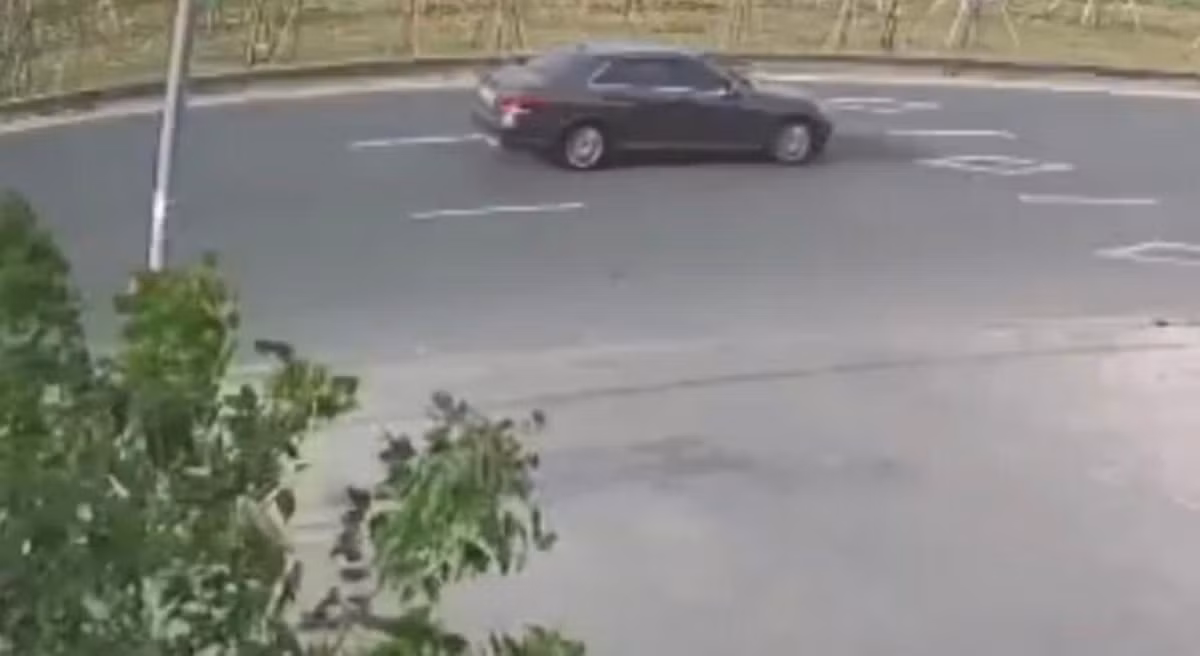 Phát hiện xe ô tô nghi vấn gây tai nạn chết người rồi tẩu thoát -0