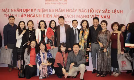 Các thế hệ nghệ sĩ điện ảnh gặp nhau nhân dịp kỷ niệm 65 năm thành lập ngành Điện ảnh Cách mạng Việt Nam.